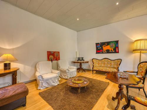 un salon avec un canapé, des chaises et une table dans l'établissement Apartment Centre Historique by Interhome, à Béziers