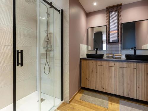 La salle de bains est pourvue d'une douche en verre et de 2 lavabos. dans l'établissement Apartment Christoph Colomb by Interhome, à Hyères