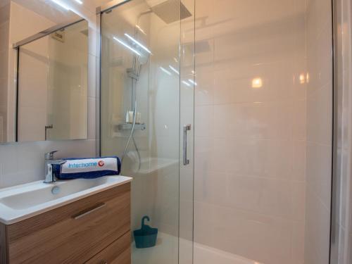 une salle de bain avec une douche en verre et un lavabo dans l'établissement Studio de Cavalaire by Interhome, à Cavalaire-sur-Mer