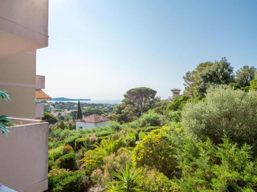 - une vue sur une colline plantée d'arbres et de buissons dans l'établissement Studio de Cavalaire by Interhome, à Cavalaire-sur-Mer