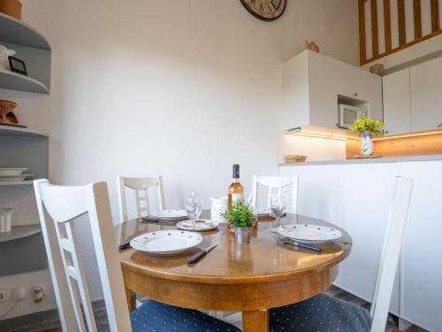 Un comedor con mesa y sillas de madera. en Apartment Les Terrasses de la Mer-2 by Interhome, en Saint-Aygulf