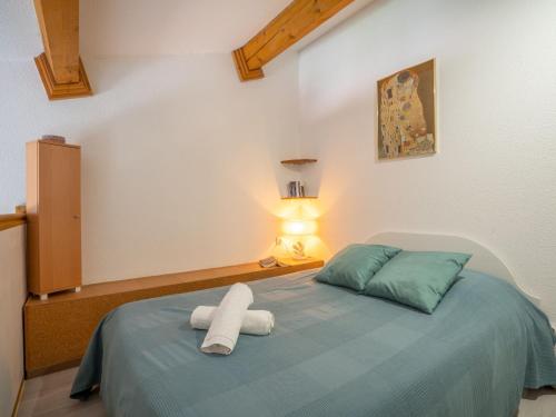 une chambre avec un lit avec deux serviettes dessus dans l'établissement Apartment Les Terrasses de la Mer-2 by Interhome, à Saint-Aygulf