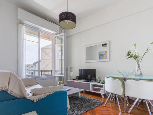 un salon avec un canapé bleu et une table dans l'établissement Apartment Les terrasses de l'Escurial by Interhome, à Nice