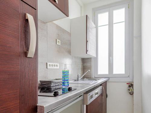 une petite cuisine avec un évier et une fenêtre dans l'établissement Apartment Les terrasses de l'Escurial by Interhome, à Nice