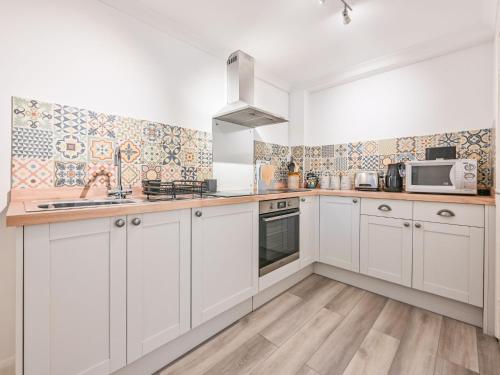 Una cocina o cocineta en Apartment Edyvean by Interhome