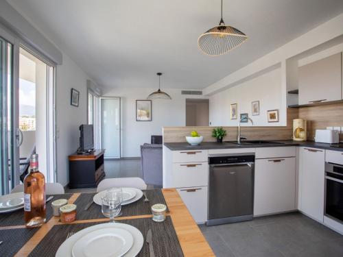 une cuisine avec une table avec des assiettes dessus dans l'établissement Apartment Rive de Cagnes by Interhome, à Cagnes-sur-Mer