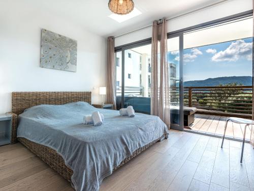 une chambre avec un lit et une grande fenêtre dans l'établissement Apartment Cita Di Sali 58 by Interhome, à Porto-Vecchio