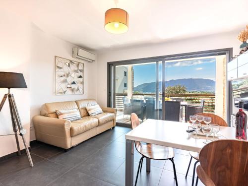 un salon avec un canapé et une table dans l'établissement Apartment Cita Di Sali 58 by Interhome, à Porto-Vecchio