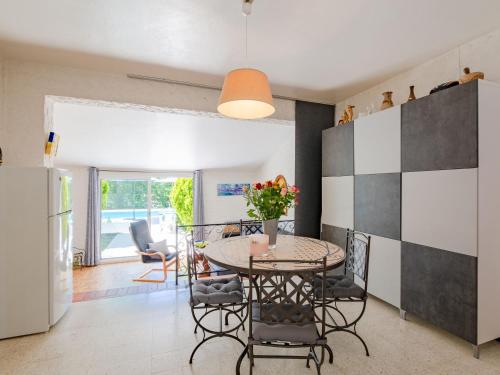 une cuisine et une salle à manger avec une table et des chaises dans l'établissement Holiday Home Kerylou by Interhome, à Saint-Cézaire-sur-Siagne