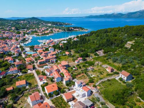 una vista aérea de una pequeña ciudad junto a un cuerpo de agua en Holiday Home House of pleasant dreams by Interhome, en Veli Iž