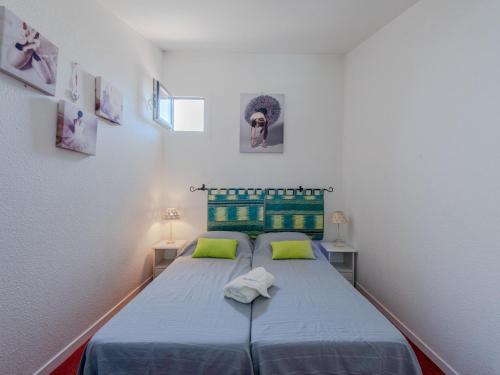 - une chambre avec un lit bleu et 2 oreillers verts dans l'établissement Apartment du Golf-10 by Interhome, à Saint Cyprien Plage