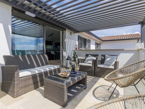 patio con tavolo e sedie in vimini di Holiday Home Rokvilla by Interhome a Motovun (Montona)