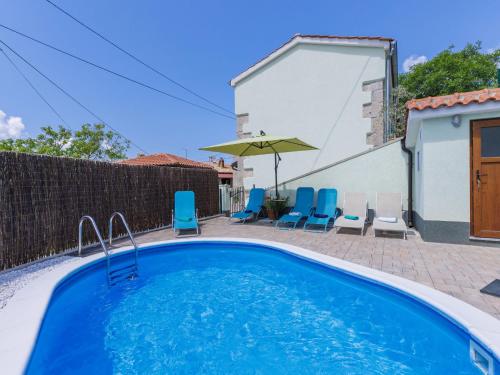 ein Pool vor einem Haus in der Unterkunft Holiday Home Villa Nicolara by Interhome in Buzet