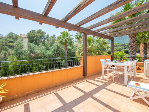 un patio avec une table et des chaises sur un balcon dans l'établissement Apartment Les Lavandiers by Interhome, à Cavalaire-sur-Mer