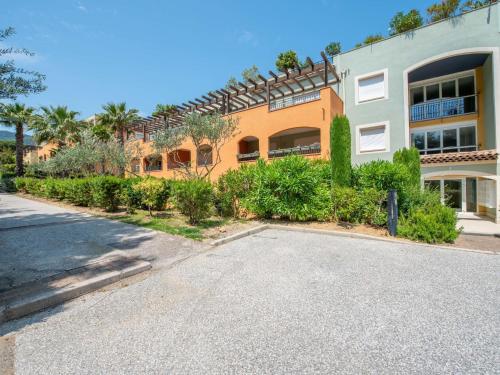 un parking vide devant un immeuble dans l'établissement Apartment Les Lavandiers by Interhome, à Cavalaire-sur-Mer