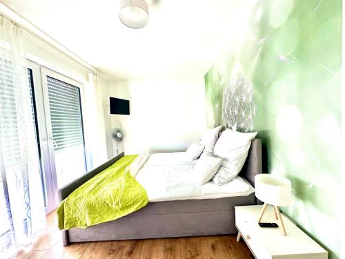 1 dormitorio con cama y ventana en Panorama Penthouse Apartment mit Klima und Whirlpool für bis zu 6 Personen, en Frankenthal