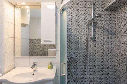 bagno con lavandino e doccia di Apartment Yellow Duck - CITY CENTER a Makarska