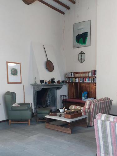 sala de estar con sofá y chimenea en Holiday Home Villa La Chiesa by Interhome en Bosco