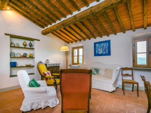 una sala de estar con un sofá y sillas en Apartment Casa Paolina by Interhome, en Greve in Chianti