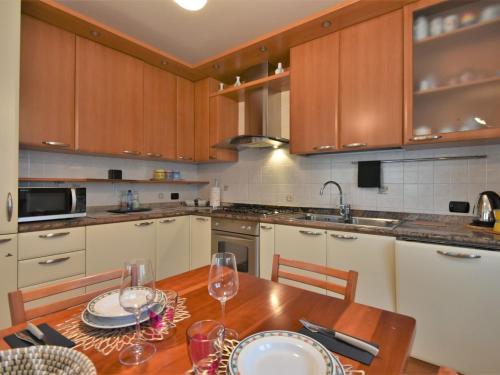 Kuchyň nebo kuchyňský kout v ubytování Apartment Delebio Terrace Apartment by Interhome