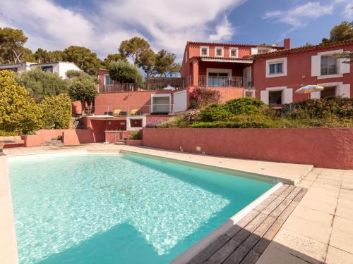 une piscine dans l'arrière-cour d'une maison dans l'établissement Apartment Mont des Oiseaux by Interhome, à Hyères