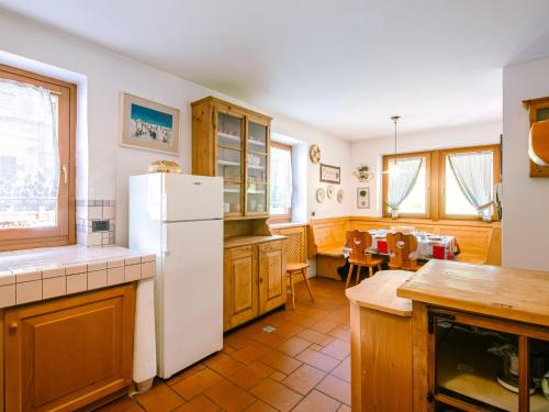 Η κουζίνα ή μικρή κουζίνα στο Chalet Cesa Galadriel-3 by Interhome