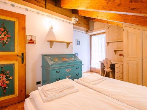 Ένα ή περισσότερα κρεβάτια σε δωμάτιο στο Chalet Cesa Galadriel-3 by Interhome