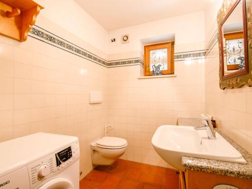 Ένα μπάνιο στο Chalet Cesa Galadriel-3 by Interhome