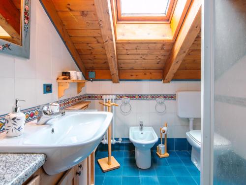 Ένα μπάνιο στο Chalet Cesa Galadriel-3 by Interhome