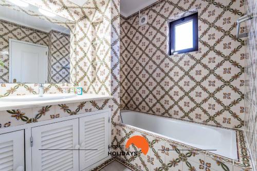 uma casa de banho com um lavatório e um espelho em #168 Fully Equiped, AC, Pool and Mini Golf em Albufeira