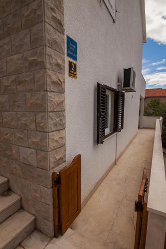 a building with stairs and a window with a television on it at Kos Apartments in Bol