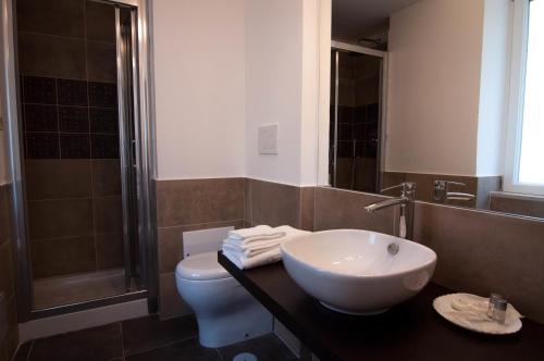 ein Bad mit einem Waschbecken, einem WC und einer Dusche in der Unterkunft B&B Roma 474 in Rom