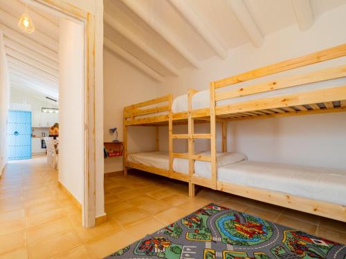 Zimmer mit 2 Etagenbetten und einem Teppich in der Unterkunft Cubo's View Mountain El Ventorrillo House in Cártama
