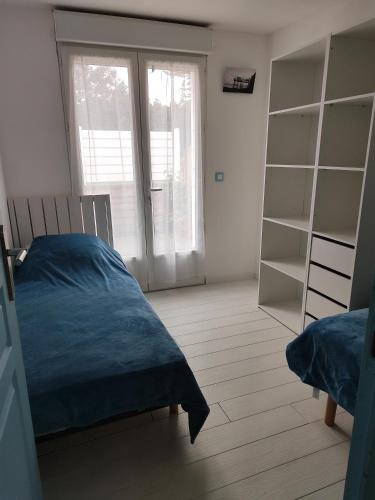 - une chambre avec un lit, une fenêtre et des étagères dans l'établissement Détente, à Saint-Georges-de-Didonne