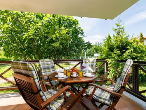 patio con mesa y sillas en el balcón en Apartment Figo by Interhome, en Balatonőszöd