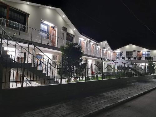 um edifício à noite com luzes acesas em Hotel ASQ Kavarna em Kavarna