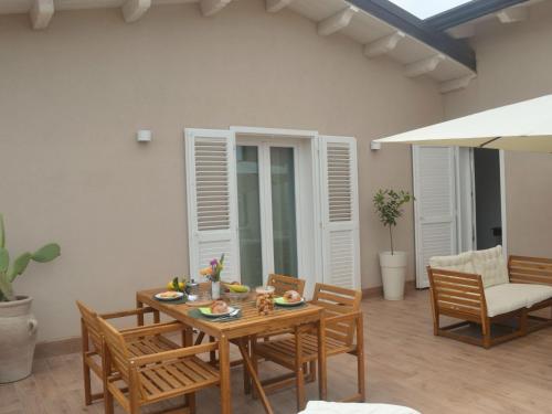 comedor con mesa y sillas en Apartment Amici Miei di Ponente by Interhome, en San Corrado di Fuori