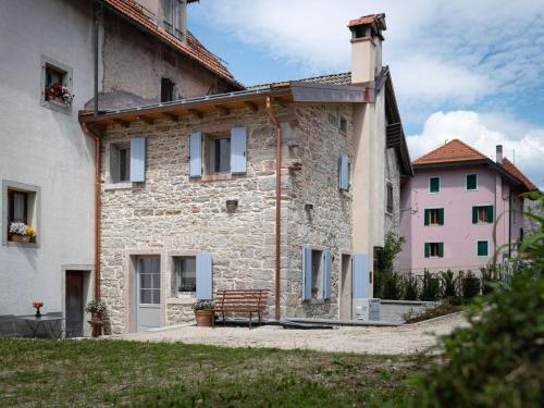 une maison en pierre avec un banc devant un bâtiment dans l'établissement Holiday Home Casa Maria by Interhome, à Spert