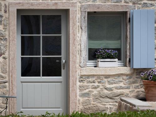 a house with a white door and a window at Holiday Home Casa Maria by Interhome in Spert