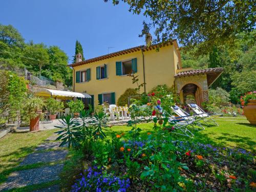 a house with a garden with flowers in the yard at Holiday Home Il Farinaio by Interhome in Cortona