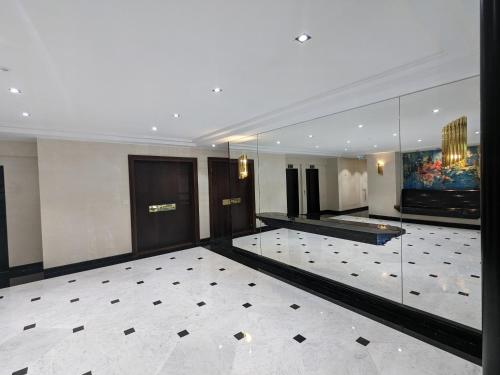 a lobby with a large room with glass walls at Résidences Grande Jatte, Face Seine, Suites Luxe 52m2 à 97m2, Hôpital Américain à 600m in Neuilly-sur-Seine