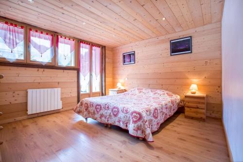 a bedroom with a bed in a wooden room at Appartement les murailles in Morzine