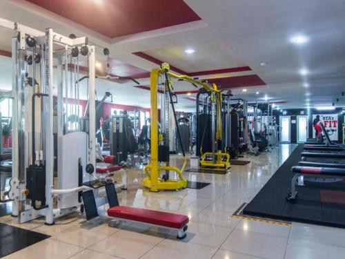 a gym with a bunch of machines in a room at Hotel Pinji in Ipoh