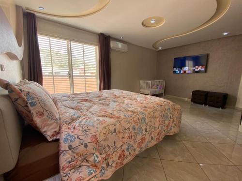 Agadir nʼ Aït SaにあるBeau Duplex à Imi ouaddarのベッドルーム(ベッド1台、テレビ付)