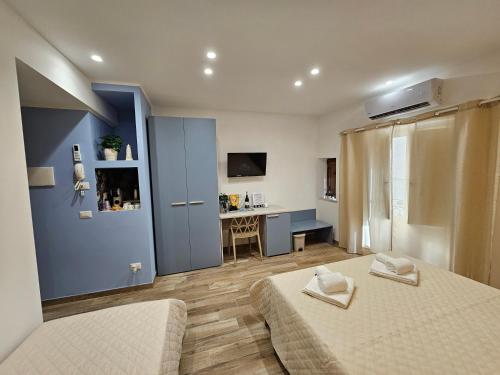 een slaapkamer met 2 bedden en een bureau bij ZAFFIRO'S HOUSE in Cefalù