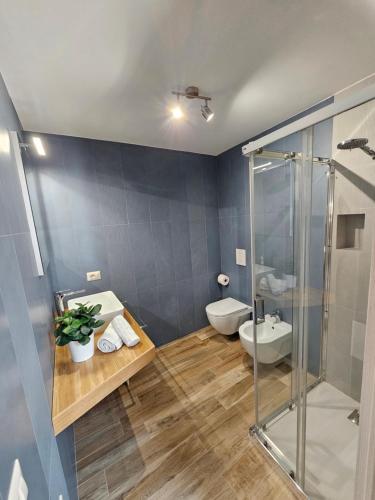 een badkamer met een glazen douche en een toilet bij ZAFFIRO'S HOUSE in Cefalù