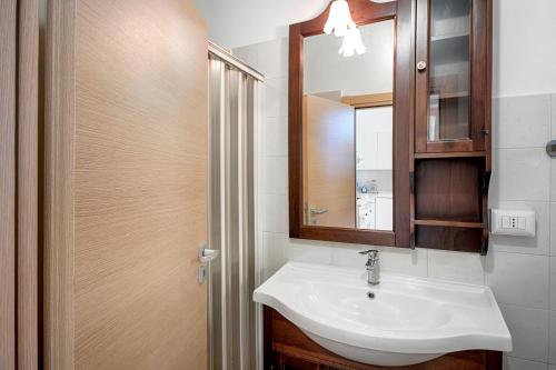 une salle de bain avec un lavabo et un miroir dans l'établissement Villa Rita, à Raguse