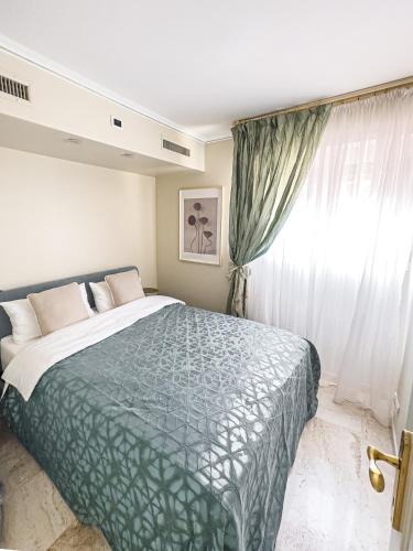 um quarto com uma cama grande e uma janela em Cosy stay - LA CROISETTE em Cannes