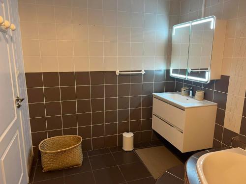 a bathroom with a toilet and a sink and a mirror at Le vieux poirier à la Plaine des Cafres in Le Tampon
