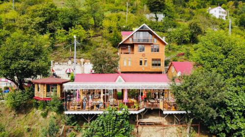 un gran edificio con un restaurante en la cima de una colina en İSGOBYA DAŞ GONAK DAĞ EVLERİ, en Trabzon